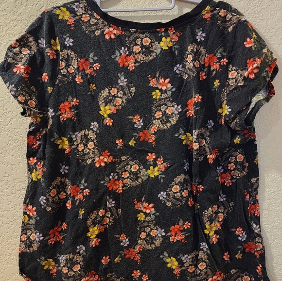 Torrid Classic Fit V-neck Tshirt - Picture 3 of 3